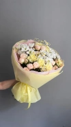&laquo;Пышный микс: ромашки, жёлтые гвоздики, розы Бомбастик, ромашки&raquo; 1