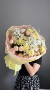&laquo;Пышный микс: ромашки, жёлтые гвоздики, розы Бомбастик, ромашки&raquo; 3
