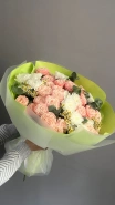 &laquo;Пышный букет из роз Бомбастик, хризантем Алтай, ромашек и эвкалипта&raquo; 3