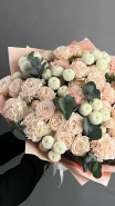 Пышный букет из роз, хризантем и гвоздик 26+ цветков 4