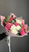 Букет с розой Кантри Блюз, белой хризантемой, кустовой розой, эвкалиптом &laquo;Дымчатый вальс&raquo; 0