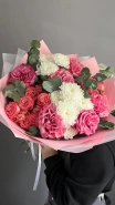 Букет с розой Кантри Блюз, белой хризантемой, кустовой розой, эвкалиптом &laquo;Дымчатый вальс&raquo; 3