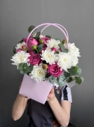 Цветы в коробке &laquo;Мисти баблс с хризантемой в сумочке&raquo; 1