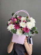 Цветы в коробке &laquo;Мисти баблс с хризантемой в сумочке&raquo; 2