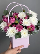 Цветы в коробке &laquo;Мисти баблс с хризантемой в сумочке&raquo; 3
