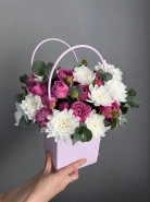 Цветы в коробке &laquo;Мисти баблс с хризантемой в сумочке&raquo; 4