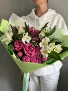 Букет из пионовидной кустовой розы и альстромерии &laquo;Бабочка на облаке&raquo; 0