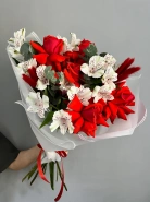 Букет из алой французской розы &laquo;Гранат и жемчуг&raquo; 4