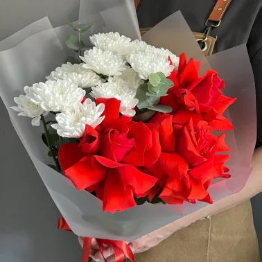 Букет из французских алых роз «Пламя в снегу»