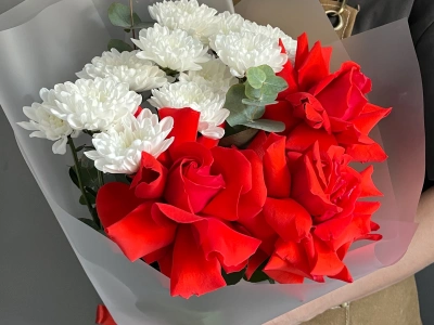 Букет из французских алых роз «Пламя в снегу»