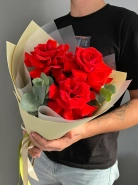 Французские алые розы в упаковке 0
