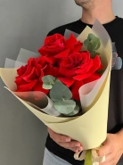 Французские алые розы в упаковке 1