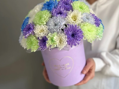 Микс хризантем в шляпной коробке