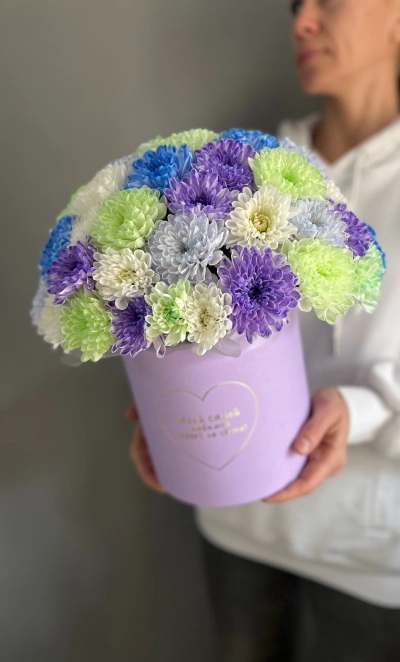 Микс хризантем в шляпной коробке