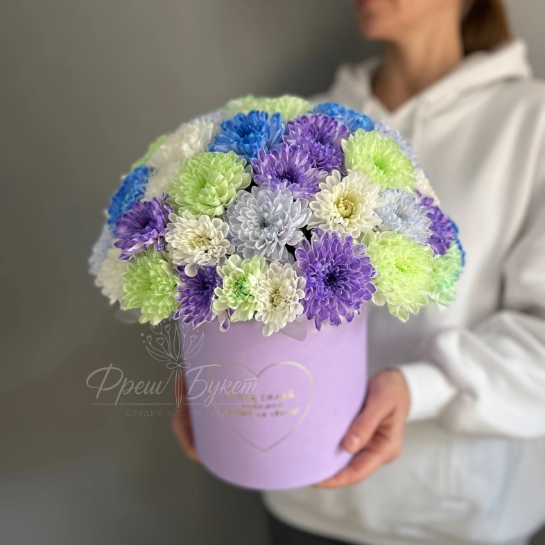 Микс хризантем в шляпной коробке