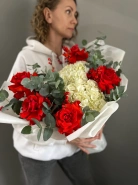 Букет с белой гортензией и алыми розами 1