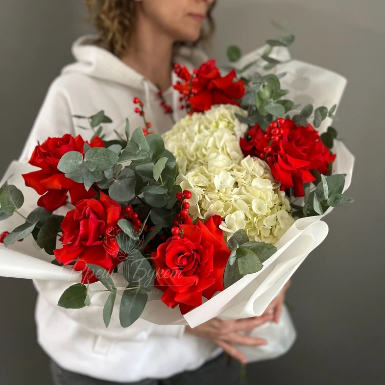 Букет с белой гортензией и алыми розами